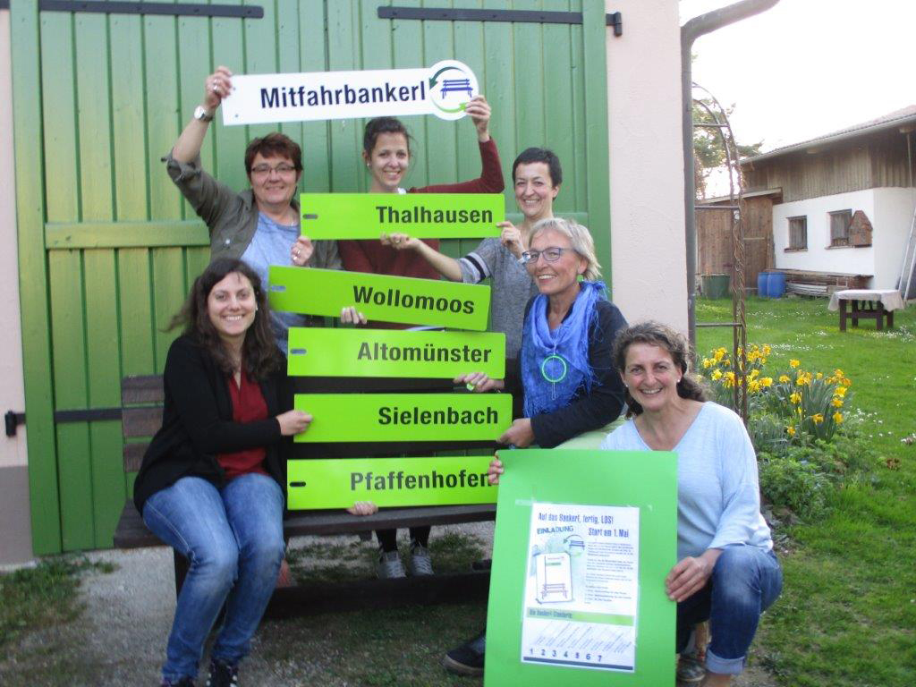 Sechs Frauen mit Schildern