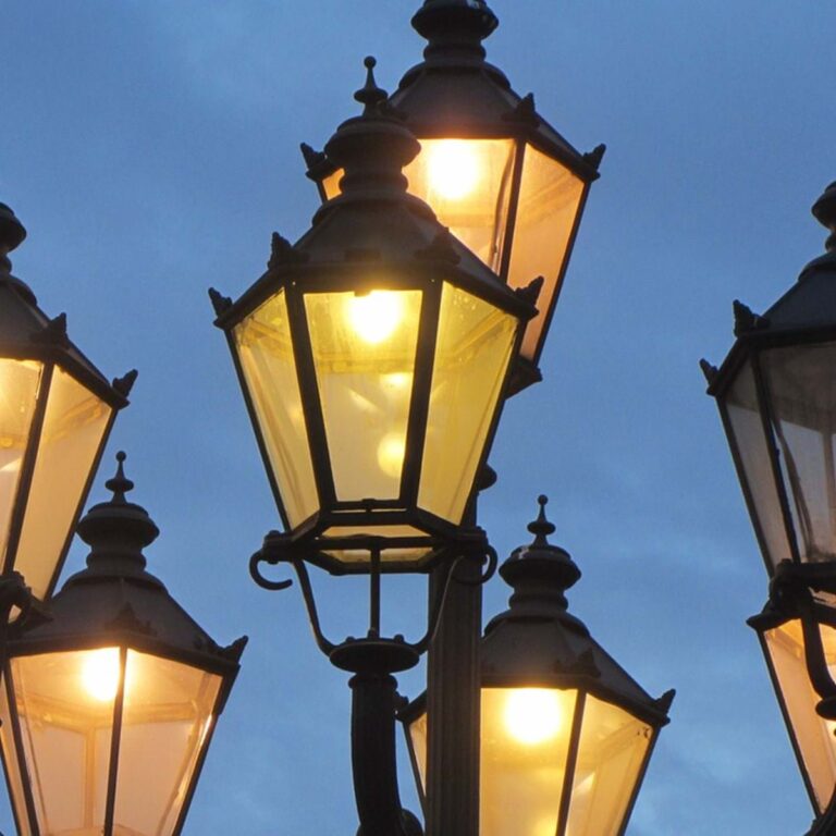 mehrere Straßenleuchten