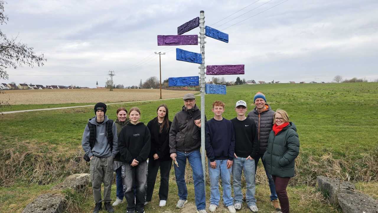 Mittelschüler gestalten Kunstwerk am Meditationsweg