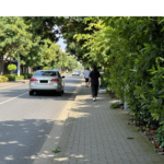 Hecke ragt in Gehweg