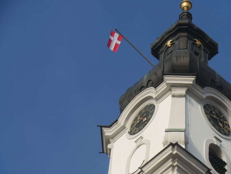 Kirche mit Flagge