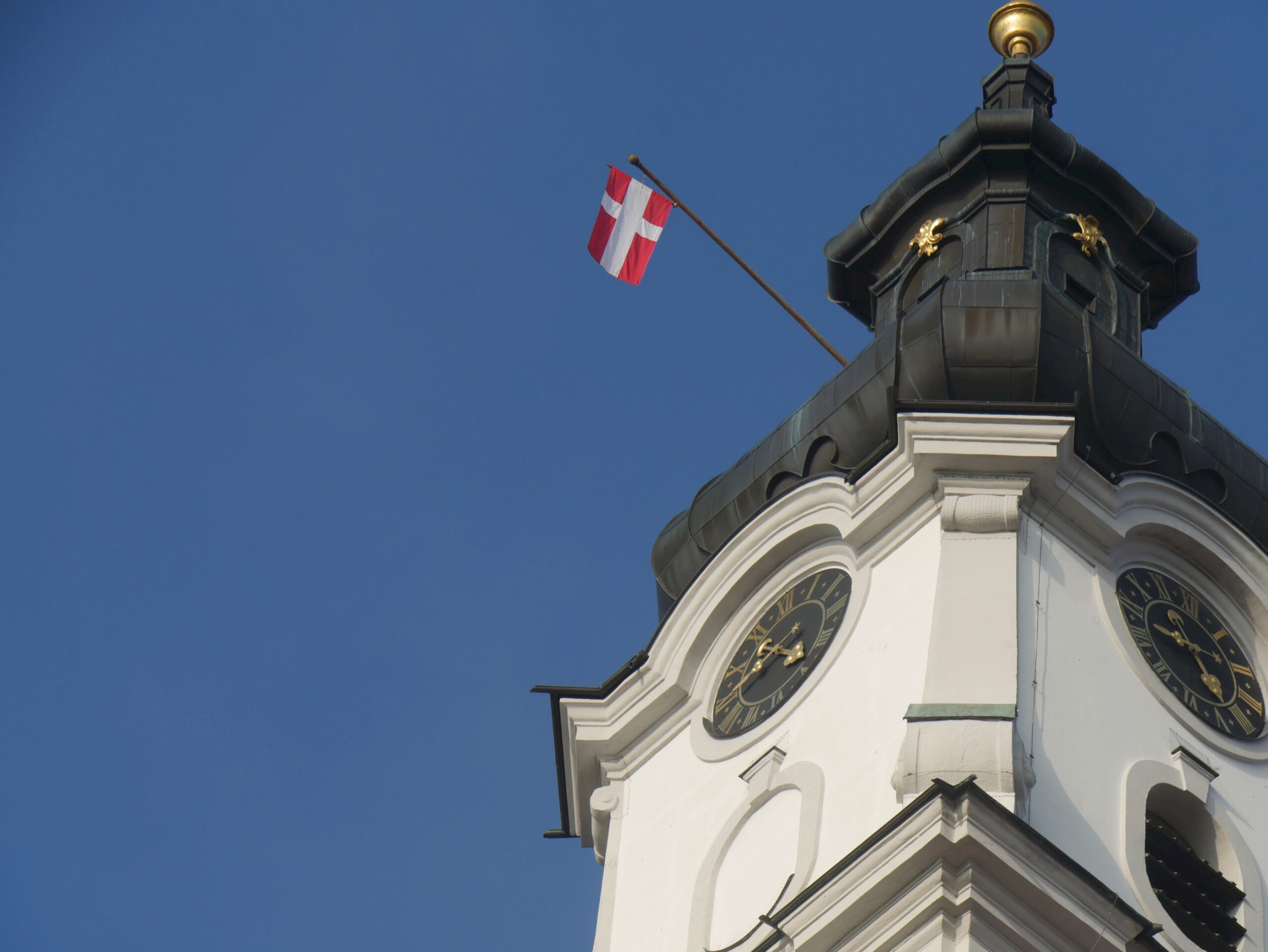 Kirche mit Flagge