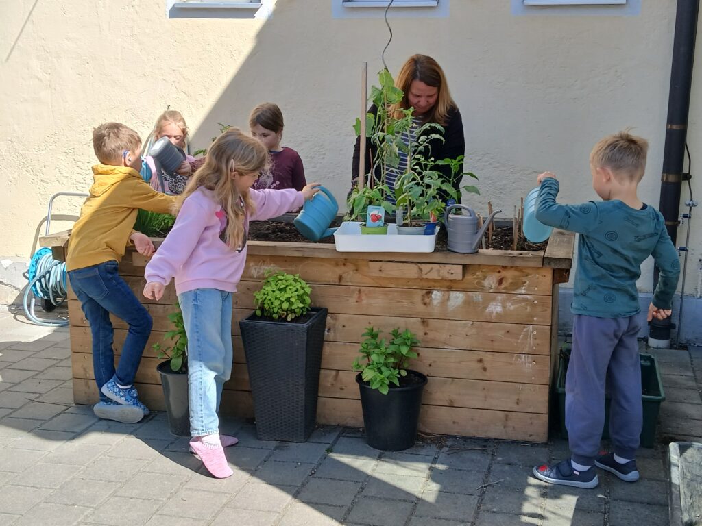 Kinder planzen ein Beet