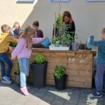 Kinder planzen ein Beet